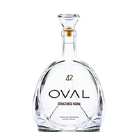 Oval Vodka Eine elegante Vodkaflasche mit dem Namen "Oval Vodka" vor einem neutralen Hintergrund.