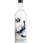 Eine elegante Vodkaflasche mit dem Namen "Ovin Pion Vodka" vor einem neutralen Hintergrund.