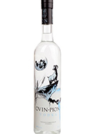 Eine elegante Vodkaflasche mit dem Namen "Ovin Pion Vodka" vor einem neutralen Hintergrund.