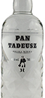 Eine stilvolle Vodkaflasche mit dem Namen "Pan Tadeusz Vodka" vor einem neutralen Hintergrund.