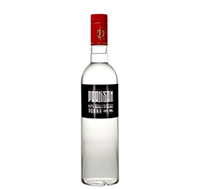 Eine auffällige Vodkaflasche mit dem Namen "Partisan Vodka" vor einem neutralen Hintergrund.