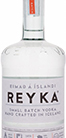 Eine elegante Vodkaflasche mit dem Namen "Reyka Vodka" vor einem neutralen Hintergrund.