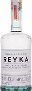 Eine elegante Vodkaflasche mit dem Namen "Reyka Vodka" vor einem neutralen Hintergrund.