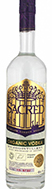 Eine ansprechende Vodkaflasche mit dem Namen "Sacred Vodka" vor einem neutralen Hintergrund.