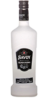 Eine elegante Vodkaflasche mit dem Namen "Savoy" vor einem klassischen Hintergrund.
