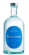 Eine ansprechende Vodkaflasche mit dem Namen "Schlitzer Slitisian Vodka" vor einem rustikalen Hintergrund.