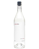 Eine ansprechende Vodkaflasche mit dem Namen "Seriously Vodka" vor einem neutralen Hintergrund.