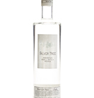Silver Tree Vodka Eine stilvolle Vodkaflasche mit dem Namen "Silver Tree Vodka" vor einem natürlichen Hintergrund.