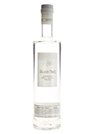 Silver Tree Vodka Eine stilvolle Vodkaflasche mit dem Namen "Silver Tree Vodka" vor einem natürlichen Hintergrund.