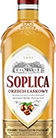 Eine elegante Vodkaflasche mit dem Namen "Soplica Vodka" vor einem neutralen Hintergrund.