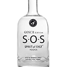 Eine stilvolle Vodkaflasche mit dem Namen "Spirit of Sylt" vor einem maritimen Hintergrund.