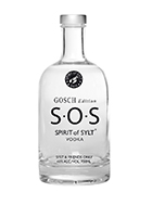 Spirit of Sylt Vodka Eine stilvolle Vodkaflasche mit dem Namen "Spirit of Sylt" vor einem maritimen Hintergrund.