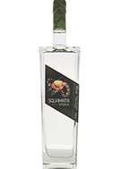 Eine stilvolle Vodkaflasche mit dem Namen "Squamata Vodka" vor einem eleganten Hintergrund.