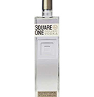 Square One Vodka Eine markante Vodkaflasche mit dem Namen "Square One Organic Vodka" vor einem neutralen Hintergrund.
