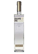 Eine markante Vodkaflasche mit dem Namen "Square One Organic Vodka" vor einem neutralen Hintergrund.