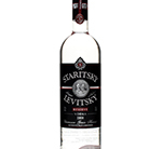Eine stilvolle Vodkaflasche mit dem Namen "Staritsky Levitsky Vodka" vor einem neutralen Hintergrund.