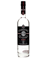Eine stilvolle Vodkaflasche mit dem Namen "Staritsky Levitsky Vodka" vor einem neutralen Hintergrund.
