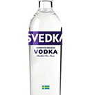 Eine stilvolle Vodkaflasche mit dem Namen "Svedka Vodka" vor einem neutralen Hintergrund.