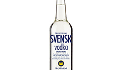 Eine ansprechende Vodkaflasche mit dem Namen "Svensk Vodka" vor einem neutralen Hintergrund.