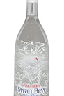 Eine elegante Vodkaflasche mit dem Namen "Swan Bevy Vodka" vor einem stilvollen Hintergrund.