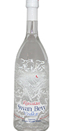 Eine elegante Vodkaflasche mit dem Namen "Swan Bevy Vodka" vor einem stilvollen Hintergrund.