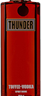Eine ansprechende Vodkaflasche mit dem Namen "Thunder Vodka" vor einem neutralen Hintergrund.