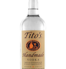 Titos Handmade Vodka Eine ansprechende Vodkaflasche mit dem Namen "Titos Handmade Vodka" vor einem neutralen Hintergrund.