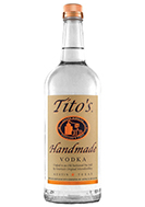 Eine ansprechende Vodkaflasche mit dem Namen "Titos Handmade Vodka" vor einem neutralen Hintergrund.