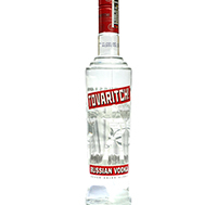Eine charaktervolle Vodkaflasche mit dem Namen "Tovaritch Vodka" vor einem rustikalen Hintergrund.