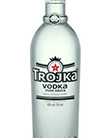 Eine stilvolle Vodkaflasche mit dem Namen "Trojka Vodka" vor einem neutralen Hintergrund.