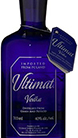 Eine stilvolle Vodkaflasche mit dem Namen "Ultimat Vodka" vor einem neutralen Hintergrund.