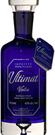 Eine stilvolle Vodkaflasche mit dem Namen "Ultimat Vodka" vor einem neutralen Hintergrund.
