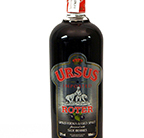 Ursus Vodka Eine stilvolle Vodkaflasche mit dem Namen "Ursus Vodka" vor einem neutralen Hintergrund.