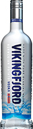 Eine elegante Vodkaflasche mit dem Namen "Vikingfjord Vodka" vor einem neutralen Hintergrund.
