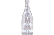 Eine elegante Vodkaflasche mit dem Namen "VKA Vodka" vor einem neutralen Hintergrund.