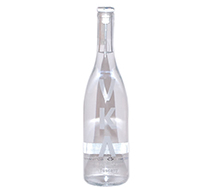 Eine elegante Vodkaflasche mit dem Namen "VKA Vodka" vor einem neutralen Hintergrund.