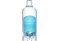 Eine markante Vodkaflasche mit dem Namen "Vladivar Vodka" vor einem neutralen Hintergrund.