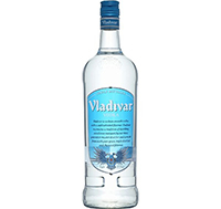Eine markante Vodkaflasche mit dem Namen "Vladivar Vodka" vor einem neutralen Hintergrund.
