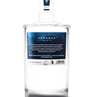 Eine moderne Vodkaflasche mit dem Namen "Vodrock Vodka" vor einem dynamischen Hintergrund.