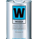 Eine ansprechende Vodkaflasche mit dem Namen "Wodqa" vor einem modernen Hintergrund.