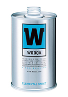 Eine ansprechende Vodkaflasche mit dem Namen "Wodqa" vor einem modernen Hintergrund.
