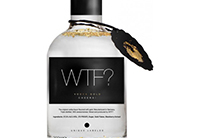 Eine auffällige Vodkaflasche mit dem Namen "WTF?" vor einem kreativen Hintergrund.