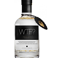 Eine auffällige Vodkaflasche mit dem Namen "WTF?" vor einem kreativen Hintergrund.