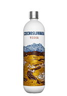 Eine historische Vodkaflasche mit dem Namen "Czechoslovakia Vodka" vor einem kulturellen Hintergrund.