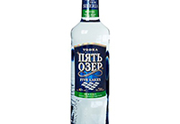 Eine frische Vodkaflasche mit dem Namen "Five Lakes Vodka" vor einem natürlichen Hintergrund.