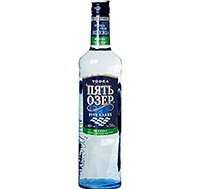 Eine frische Vodkaflasche mit dem Namen "Five Lakes Vodka" vor einem natürlichen Hintergrund.