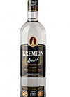 Eine markante Vodkaflasche mit dem Namen "Kremlin Award Vodka" vor einem patriotischen Hintergrund.