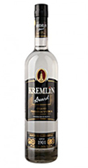 Eine markante Vodkaflasche mit dem Namen "Kremlin Award Vodka" vor einem patriotischen Hintergrund.