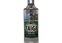 Eine ansprechende Vodkaflasche mit dem Namen "Spirit of Taiga Vodka" vor einem waldreichen Hintergrund.