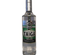 Eine ansprechende Vodkaflasche mit dem Namen "Spirit of Taiga Vodka" vor einem waldreichen Hintergrund.